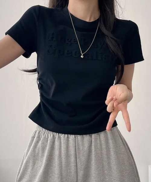NANAHACHI(ナナハチ)の「エンボスロゴ コンパクトTシャツ(Tシャツ/カットソー・レディース・レッド/ホワイト/ブラック・FREE)」の9枚目の写真