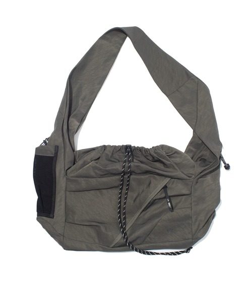 F/CE. (エフシーイー)の「F/CE. TEXTURED TWILL FUROSHIKI 2WAY SHOULDER / エフシーイー テクスチャードツイルフロシキツーウェイショルダー(ショルダーバッグ・メンズ・ブラック/チャコール・FREE)」の2枚目の写真