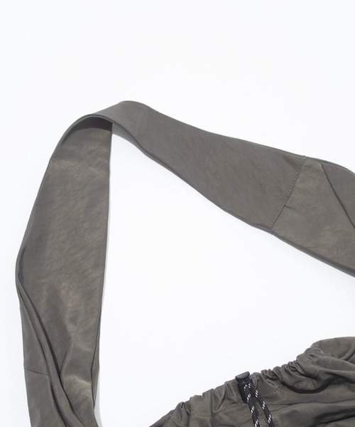 F/CE. (エフシーイー)の「F/CE. TEXTURED TWILL FUROSHIKI 2WAY SHOULDER / エフシーイー テクスチャードツイルフロシキツーウェイショルダー(ショルダーバッグ・メンズ・ブラック/チャコール・FREE)」の7枚目の写真