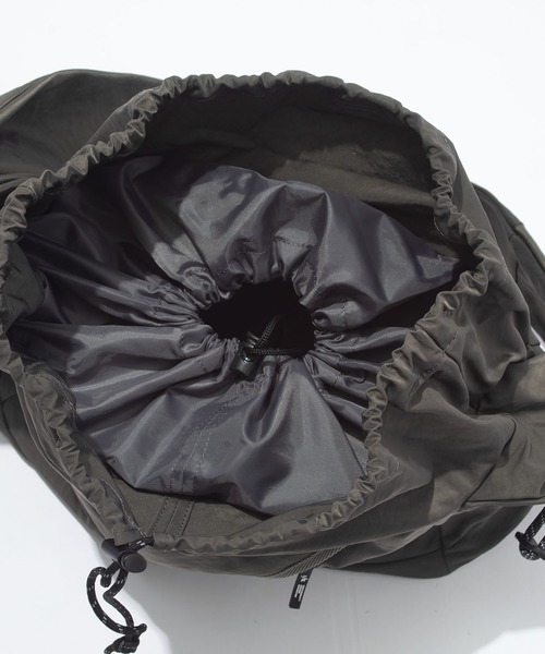 F/CE. (エフシーイー)の「F/CE. TEXTURED TWILL FUROSHIKI 2WAY SHOULDER / エフシーイー テクスチャードツイルフロシキツーウェイショルダー(ショルダーバッグ・メンズ・ブラック/チャコール・FREE)」の15枚目の写真