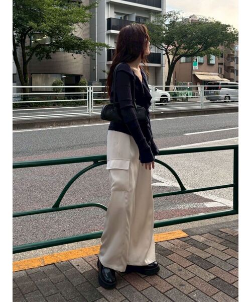 LAGUNAMOON（ラグナムーン）の「サテンカーゴワイドパンツ（カーゴパンツ・レディース・チャコールグレー/アイボリー・SMALL/MEDIUM）」の16枚目の写真