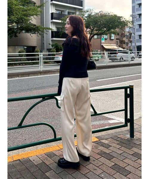 LAGUNAMOON（ラグナムーン）の「サテンカーゴワイドパンツ（カーゴパンツ・レディース・チャコールグレー/アイボリー・SMALL/MEDIUM）」の17枚目の写真