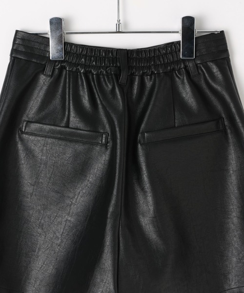 PAGEBOY(ページボーイ)の「フェイクレザーショートパンツ(その他パンツ・レディース・ブラウン/ブラック・FREE)」の6枚目の写真