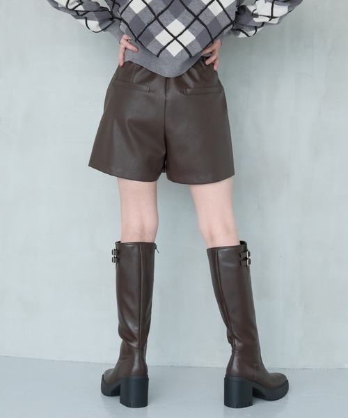 PAGEBOY(ページボーイ)の「フェイクレザーショートパンツ(その他パンツ・レディース・ブラウン/ブラック・FREE)」の4枚目の写真