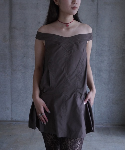 LOW CLASSIC(ロウ クラシック)の「OFF-SHOULDER SHIRRED BLOUSE TOP(シャツ/ブラウス・レディース・カーキ・S)」の1枚目の写真