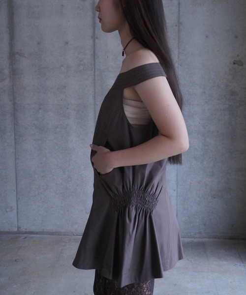 LOW CLASSIC(ロウ クラシック)の「OFF-SHOULDER SHIRRED BLOUSE TOP(シャツ/ブラウス・レディース・カーキ・S)」の2枚目の写真