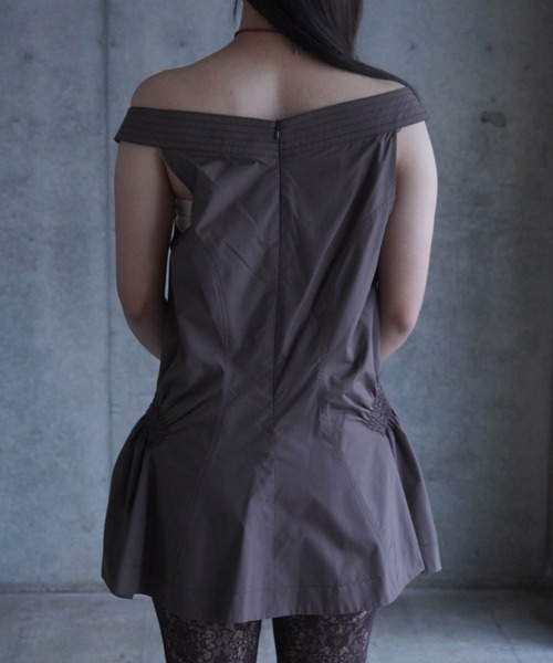 LOW CLASSIC(ロウ クラシック)の「OFF-SHOULDER SHIRRED BLOUSE TOP(シャツ/ブラウス・レディース・カーキ・S)」の3枚目の写真