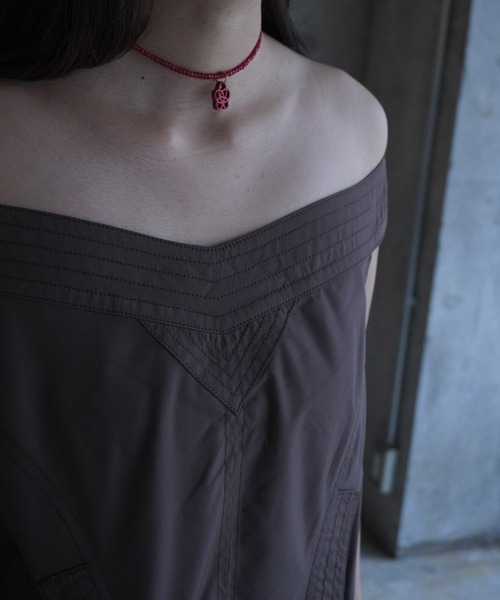 LOW CLASSIC(ロウ クラシック)の「OFF-SHOULDER SHIRRED BLOUSE TOP(シャツ/ブラウス・レディース・カーキ・S)」の4枚目の写真