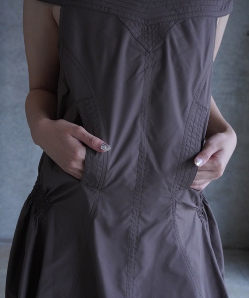LOW CLASSIC(ロウ クラシック)の「OFF-SHOULDER SHIRRED BLOUSE TOP(シャツ/ブラウス・レディース・カーキ・S)」の5枚目の写真