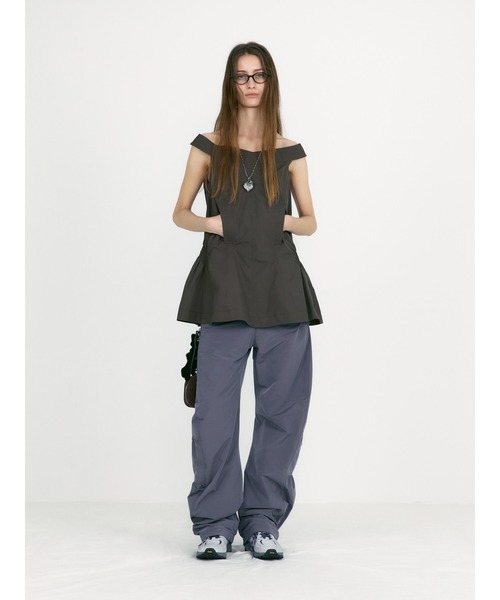 LOW CLASSIC(ロウ クラシック)の「OFF-SHOULDER SHIRRED BLOUSE TOP(シャツ/ブラウス・レディース・カーキ・S)」の12枚目の写真