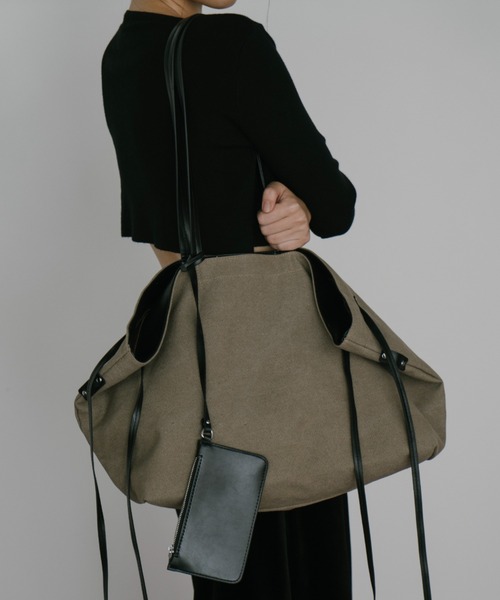 duei(デュイ)の「ビッグトートバッグ / ストラップ型ポーチ付 / A4サイズ収納可(トートバッグ・レディース・ベージュ/ブラック・FREE)」の1枚目の写真