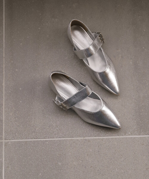 Firsthand(ファーストハンド)の「Firsthand/ファーストハンド ベルト ポインテッド フラットシューズ (22.5~24.5cmサイズ展開)(パンプス・レディース・シルバー/ブラック・MEDIUM/SMALL/LARGE)」の2枚目の写真