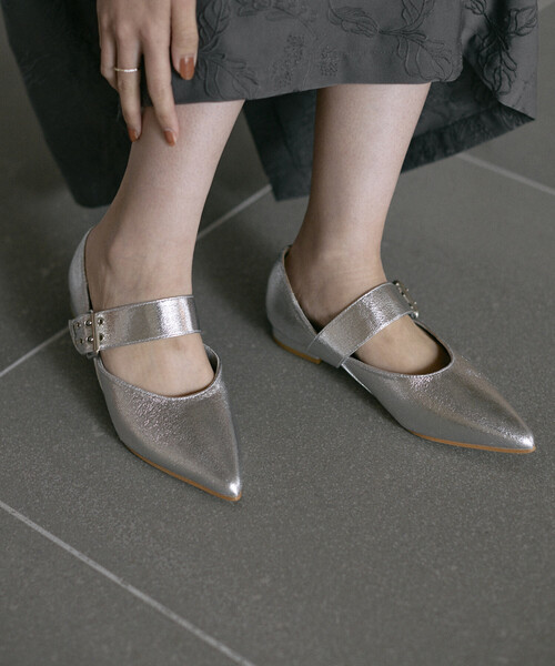 Firsthand(ファーストハンド)の「Firsthand/ファーストハンド ベルト ポインテッド フラットシューズ (22.5~24.5cmサイズ展開)(パンプス・レディース・シルバー/ブラック・MEDIUM/SMALL/LARGE)」の5枚目の写真