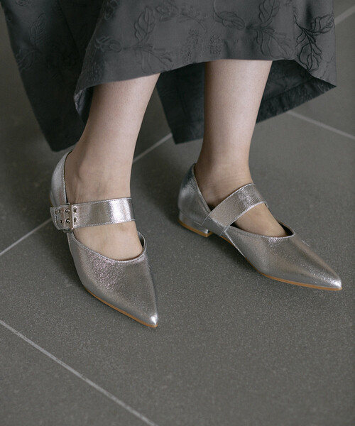 Firsthand(ファーストハンド)の「Firsthand/ファーストハンド ベルト ポインテッド フラットシューズ (22.5~24.5cmサイズ展開)(パンプス・レディース・シルバー/ブラック・MEDIUM/SMALL/LARGE)」の6枚目の写真