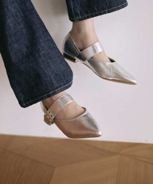 Firsthand(ファーストハンド)の「Firsthand/ファーストハンド ベルト ポインテッド フラットシューズ (22.5~24.5cmサイズ展開)(パンプス・レディース・シルバー/ブラック・MEDIUM/SMALL/LARGE)」の8枚目の写真