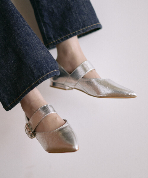 Firsthand(ファーストハンド)の「Firsthand/ファーストハンド ベルト ポインテッド フラットシューズ (22.5~24.5cmサイズ展開)(パンプス・レディース・シルバー/ブラック・MEDIUM/SMALL/LARGE)」の12枚目の写真