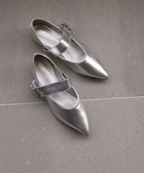Firsthand(ファーストハンド)の「Firsthand/ファーストハンド ベルト ポインテッド フラットシューズ (22.5~24.5cmサイズ展開)(パンプス・レディース・シルバー/ブラック・MEDIUM/SMALL/LARGE)」の13枚目の写真