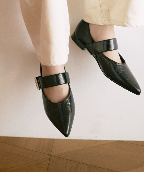 Firsthand(ファーストハンド)の「Firsthand/ファーストハンド ベルト ポインテッド フラットシューズ (22.5~24.5cmサイズ展開)(パンプス・レディース・シルバー/ブラック・MEDIUM/SMALL/LARGE)」の14枚目の写真
