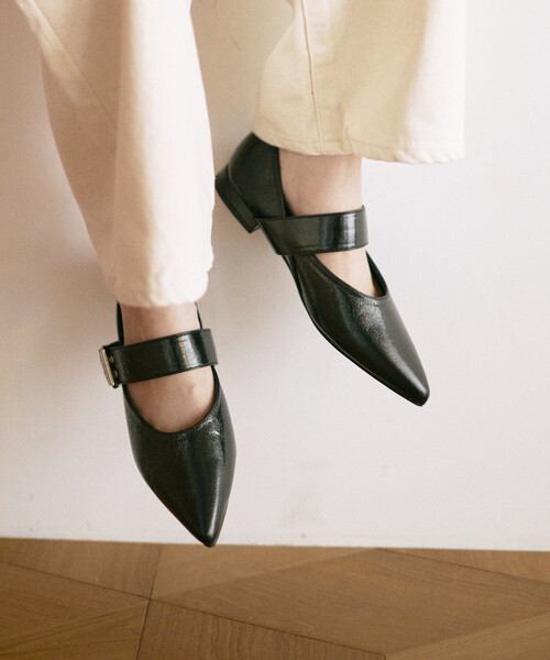 Firsthand(ファーストハンド)の「Firsthand/ファーストハンド ベルト ポインテッド フラットシューズ (22.5~24.5cmサイズ展開)(パンプス・レディース・シルバー/ブラック・MEDIUM/SMALL/LARGE)」の15枚目の写真