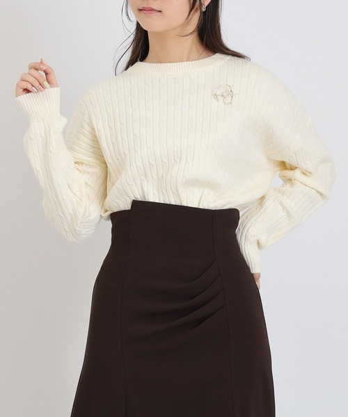 TRUDEA(トルディア)の「ケーブル編みニット(ブローチ付き)(ニット/セーター・レディース・サックスブルー/ホワイト/ブラウン・MEDIUM/LARGE)」の1枚目の写真