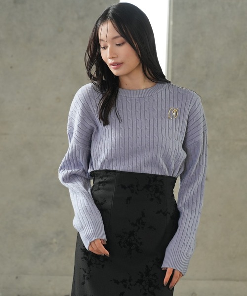 TRUDEA(トルディア)の「ケーブル編みニット(ブローチ付き)(ニット/セーター・レディース・サックスブルー/ホワイト/ブラウン・MEDIUM/LARGE)」の3枚目の写真