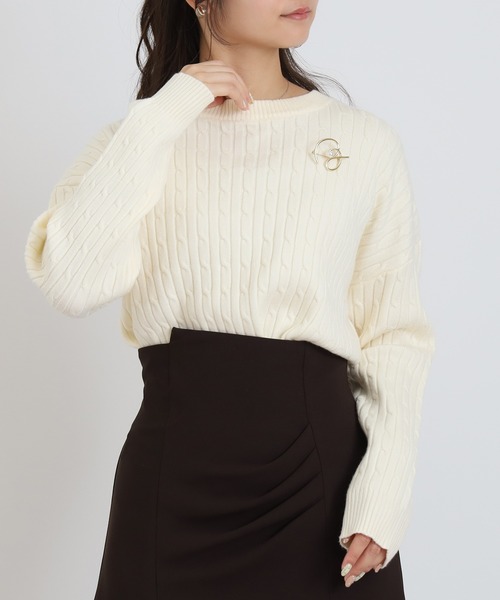TRUDEA(トルディア)の「ケーブル編みニット(ブローチ付き)(ニット/セーター・レディース・サックスブルー/ホワイト/ブラウン・MEDIUM/LARGE)」の4枚目の写真