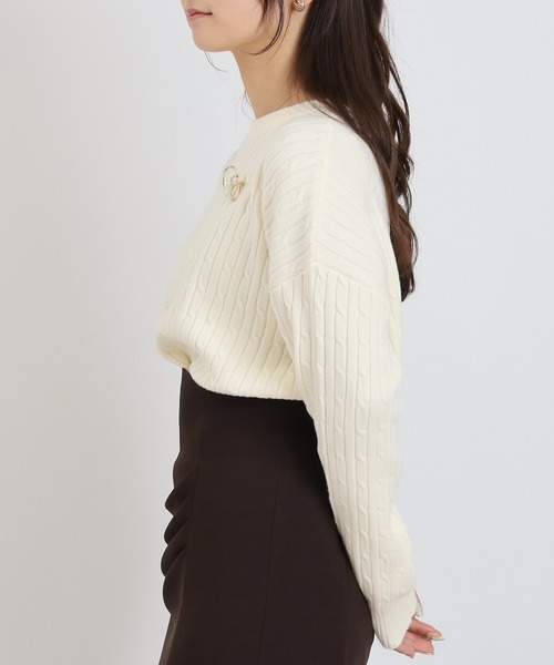 TRUDEA(トルディア)の「ケーブル編みニット(ブローチ付き)(ニット/セーター・レディース・サックスブルー/ホワイト/ブラウン・MEDIUM/LARGE)」の5枚目の写真