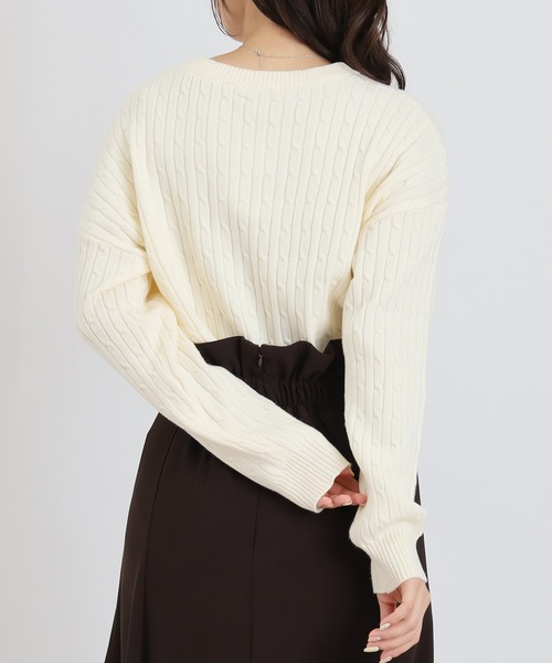 TRUDEA(トルディア)の「ケーブル編みニット(ブローチ付き)(ニット/セーター・レディース・サックスブルー/ホワイト/ブラウン・MEDIUM/LARGE)」の6枚目の写真