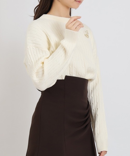 TRUDEA(トルディア)の「ケーブル編みニット(ブローチ付き)(ニット/セーター・レディース・サックスブルー/ホワイト/ブラウン・MEDIUM/LARGE)」の7枚目の写真