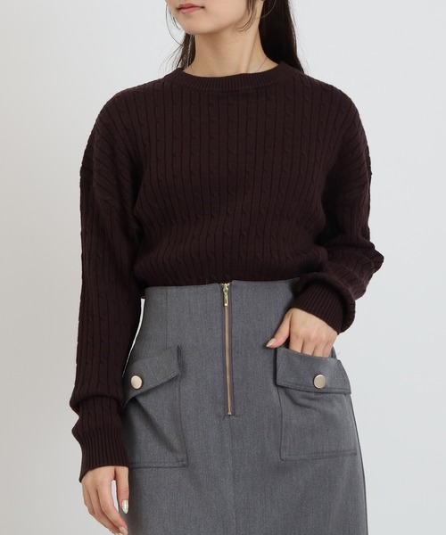TRUDEA(トルディア)の「ケーブル編みニット(ブローチ付き)(ニット/セーター・レディース・サックスブルー/ホワイト/ブラウン・MEDIUM/LARGE)」の9枚目の写真