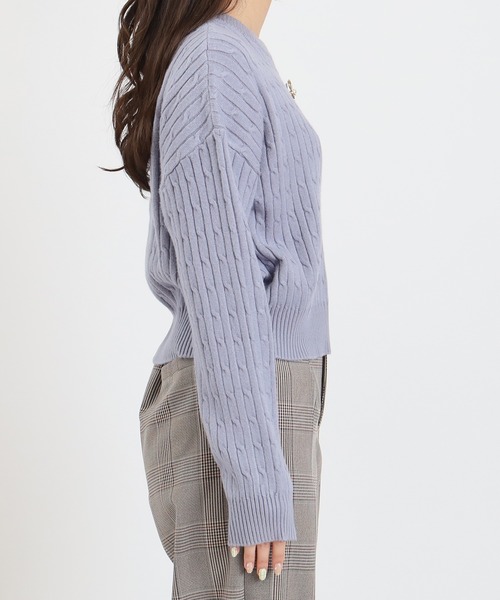 TRUDEA(トルディア)の「ケーブル編みニット(ブローチ付き)(ニット/セーター・レディース・サックスブルー/ホワイト/ブラウン・MEDIUM/LARGE)」の12枚目の写真
