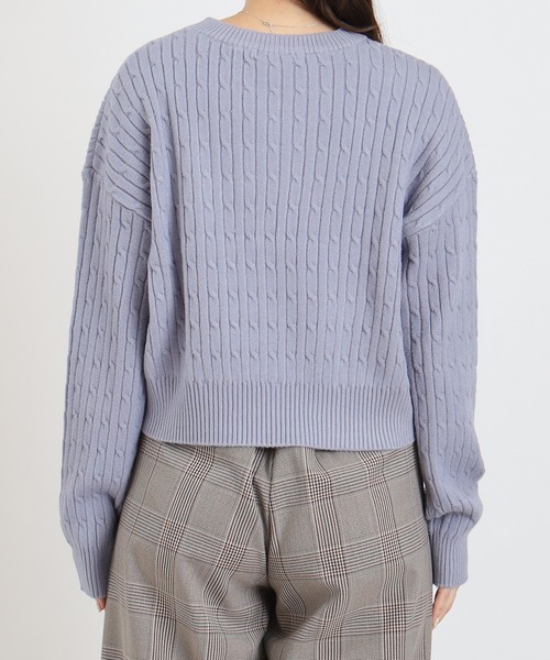 TRUDEA(トルディア)の「ケーブル編みニット(ブローチ付き)(ニット/セーター・レディース・サックスブルー/ホワイト/ブラウン・MEDIUM/LARGE)」の13枚目の写真