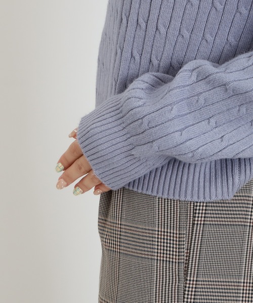 TRUDEA(トルディア)の「ケーブル編みニット(ブローチ付き)(ニット/セーター・レディース・サックスブルー/ホワイト/ブラウン・MEDIUM/LARGE)」の15枚目の写真