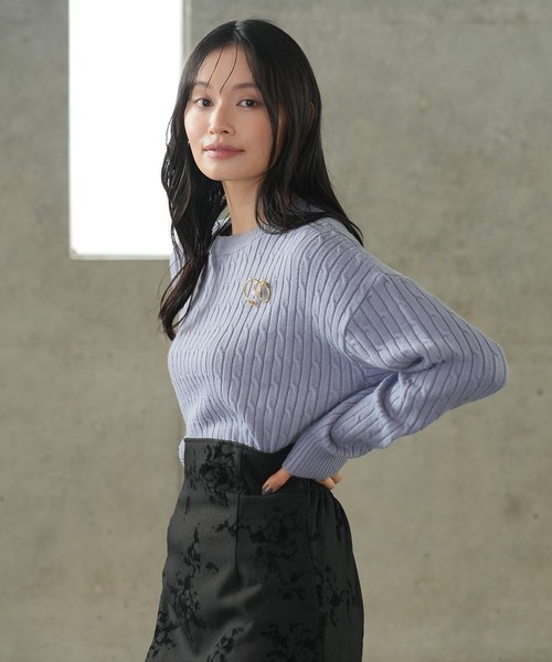 TRUDEA(トルディア)の「ケーブル編みニット(ブローチ付き)(ニット/セーター・レディース・サックスブルー/ホワイト/ブラウン・MEDIUM/LARGE)」の19枚目の写真