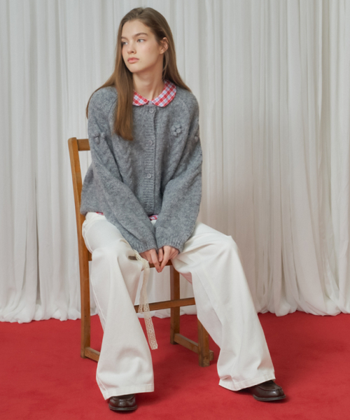 RONRON(ロンロン)の「HANDMADE FLOWER CABLE PUFF KNIT CARDIGAN GREY(カーディガン/ボレロ・レディース・その他・FREE)」の2枚目の写真