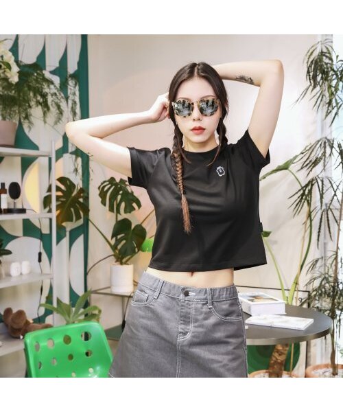 THE GREEN LAB（ザグリーンラボ）の「女性ミニモールワッペンクロップ半袖Tシャツ[ブラック-ブルーワッペン]（Tシャツ/カットソー・レディース・その他・FREE）」の2枚目の写真