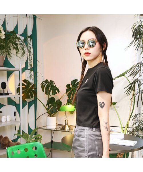 THE GREEN LAB（ザグリーンラボ）の「女性ミニモールワッペンクロップ半袖Tシャツ[ブラック-ブルーワッペン]（Tシャツ/カットソー・レディース・その他・FREE）」の3枚目の写真