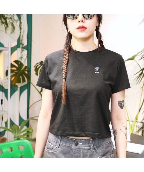 THE GREEN LAB（ザグリーンラボ）の「女性ミニモールワッペンクロップ半袖Tシャツ[ブラック-ブルーワッペン]（Tシャツ/カットソー・レディース・その他・FREE）」の4枚目の写真