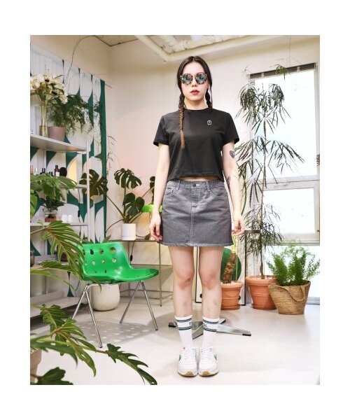 THE GREEN LAB（ザグリーンラボ）の「女性ミニモールワッペンクロップ半袖Tシャツ[ブラック-ブルーワッペン]（Tシャツ/カットソー・レディース・その他・FREE）」の5枚目の写真