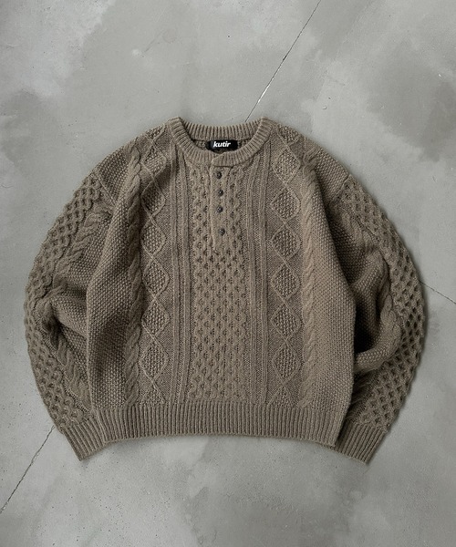 kutir（クティール）の「HENLEY NECK SILVER BUTTON CABLE KNIT／ヘンリーネックシルバーボタンケーブルニット（ニット/セーター・メンズ・ブラック/ベージュ/ブラウン/ボルドー・MEDIUM/LARGE）」の3枚目の写真