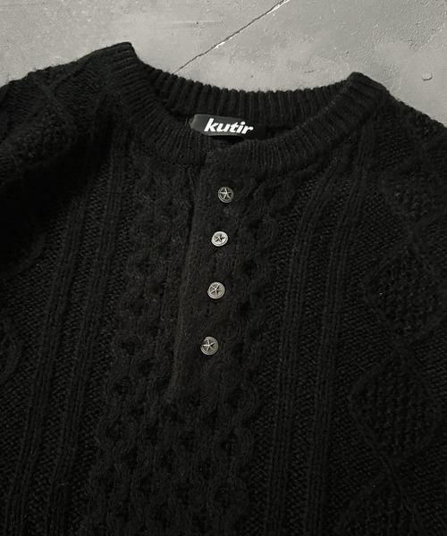 HENLEY NECK SILVER BUTTON CABLE KNIT／ヘンリーネックシルバーボタン