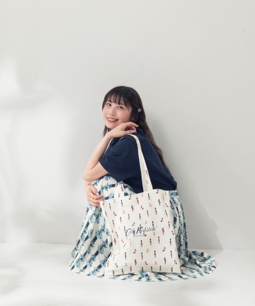 Cath Kidston（キャスキッドソン）の「トートバッグ（トートバッグ・レディース・ピンク/ブラック/アイボリー/イエロー/ネイビー/グリーン/レッド/ライトピンク/ブルー/サックスブルー/ホワイト×ブルー/ホワイト×ネイビー/ピンク系/アイボリー系/ピンクベージュ/ホワイト×ピンク/ブラックミックス/ホワイト×ライトピンク・FREE）」の8枚目の写真