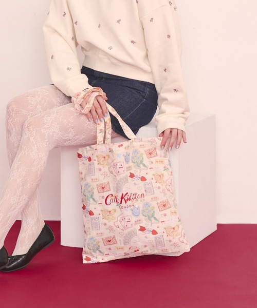 Cath Kidston(キャスキッドソン)の「【新色追加】【A4サイズ対応】トートバッグ(トートバッグ・レディース・イエロー/ネイビー/ホワイト×ネイビー/ブラックミックス/ホワイト×ライトピンク/ピンク系/ピンク/グリーン/レッド/ブルー/アイボリー系/ホワイト×ピンク/ライトピンク/サックスブルー/ホワイト×ブルー/ピンクベージュ/ブラック/アイボリー/アイボリー系1/イエロー系/ブルー系/サックスブルー系/アイボリー系2・FREE)」の1枚目の写真