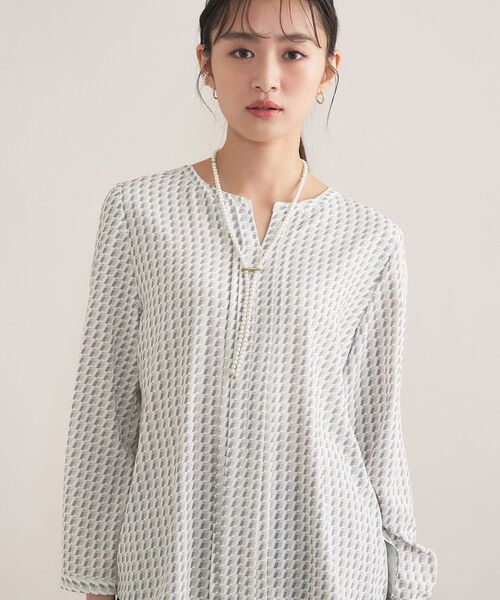 INDIVI（インディヴィ）の「【洗える／透けにくい】ジオメ柄プリントブラウス（シャツ/ブラウス・レディース・サックスブルー系/ベージュ系その他4/ホワイト/ネイビー・38/36/19/15 /40/13/05）」の3枚目の写真