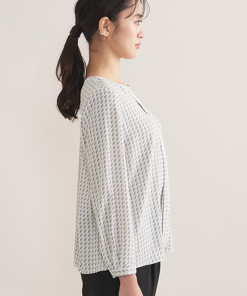 INDIVI（インディヴィ）の「【洗える／透けにくい】ジオメ柄プリントブラウス（シャツ/ブラウス・レディース・サックスブルー系/ベージュ系その他4/ホワイト/ネイビー・38/36/19/15 /40/13/05）」の5枚目の写真