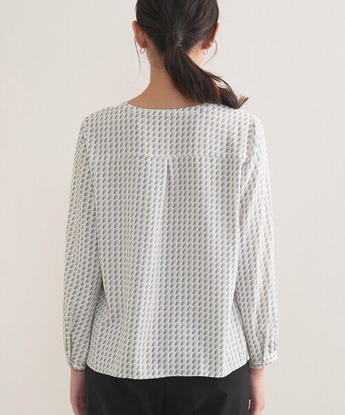 INDIVI（インディヴィ）の「【洗える／透けにくい】ジオメ柄プリントブラウス（シャツ/ブラウス・レディース・サックスブルー系/ベージュ系その他4/ホワイト/ネイビー・38/36/19/15 /40/13/05）」の6枚目の写真