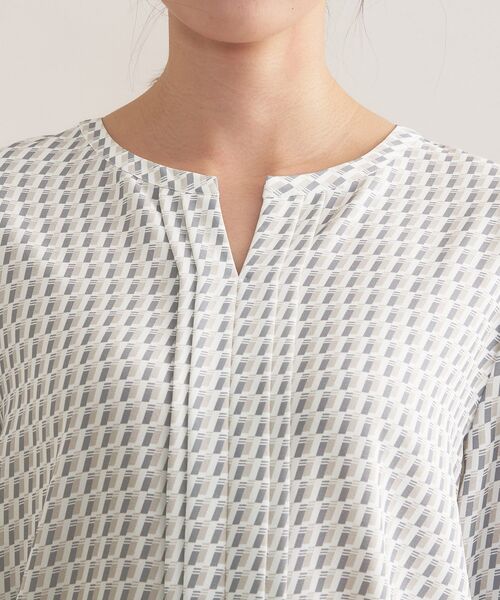 INDIVI（インディヴィ）の「【洗える／透けにくい】ジオメ柄プリントブラウス（シャツ/ブラウス・レディース・サックスブルー系/ベージュ系その他4/ホワイト/ネイビー・38/36/19/15 /40/13/05）」の7枚目の写真