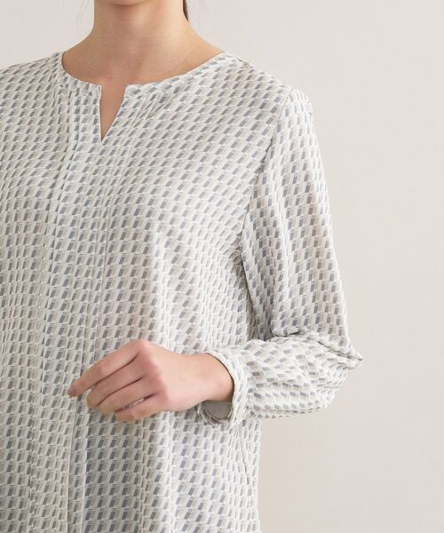 INDIVI（インディヴィ）の「【洗える／透けにくい】ジオメ柄プリントブラウス（シャツ/ブラウス・レディース・サックスブルー系/ベージュ系その他4/ホワイト/ネイビー・38/36/19/15 /40/13/05）」の8枚目の写真