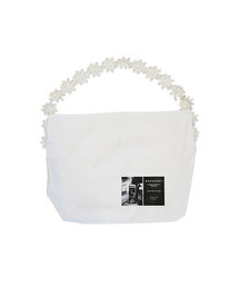 SEEN（シーン）の「Flower STRAP EASY BAG (White)（メッセンジャーバッグ）」