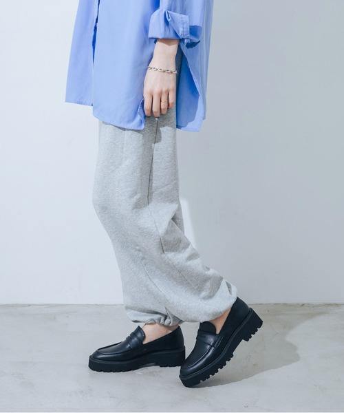 EVOL(イーボル)の「【美脚効果・22.0-25.0cm展開】トラックソール厚底ローファー JA5985(レインシューズ・レディース・ブラック/ブラック系その他・22.0cm/22.5cm/25.0cm/23.0cm/23.5cm/24.0cm/24.5cm)」の6枚目の写真